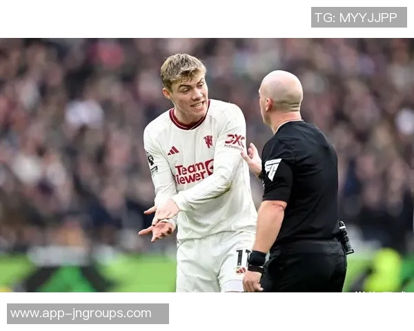 加纳乔单刀失机引发怒火捶草皮表情失落惹人关注